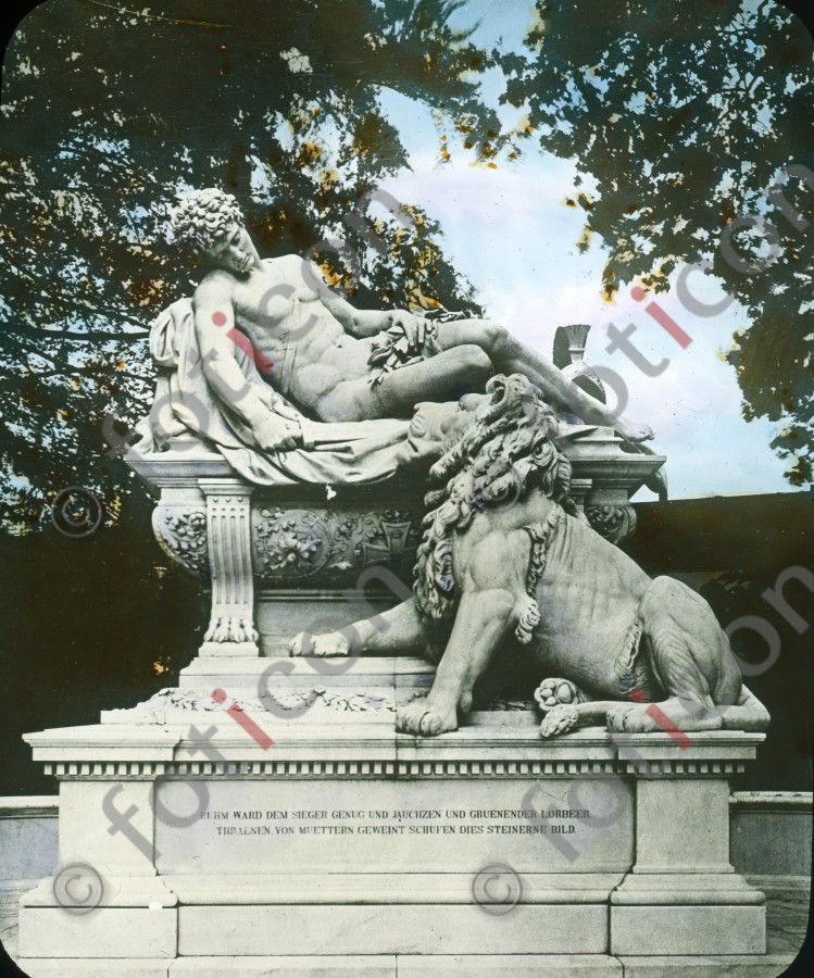 Die Kriegerdenkmal ; The war memorial (foticon-600-simon-duesseldorf-340-044.jpg)